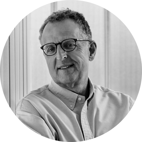 <strong>Martin Krupauer</strong><p class="gala-anotacia"><strong>Martin Krupauer (1960)</strong> je architekt, urbanista a spoluzakladatel ateliéru A8000. Pod jeho vedením vznikla řada oceněných projektů napříč republikou – například Pavilon Z v Českých Budějovicích, nominovaný na Cenu EU za současnou architekturu, nebo Společensko-kulturní centrum Sedlčany, které získalo titul Stavba roku. Interdisciplinární přístup ateliéru dokládají i úspěchy na poli urbanismu. A8000 je držitelem ocenění Urbanistický projekt roku za studie Zelenomodrá Jaroměř a Levý břeh v Českých Budějovicích. Dlouhodobě se věnuje také strategickému plánování a podpoře mezioborové spolupráce. Jako vedoucí týmu projektu Vltavská filharmonie se významně podílí na vzniku nové kulturní dominanty hlavního města i na rozvoji území s potenciálem stát se novým centrem Prahy. Projekt vnímá nejen jako architektonickou výzvu, ale také jako nástroj k navázání otevřeného dialogu mezi odbornou a laickou veřejností.</p><br>(<a class="gala-anotacia-tgl">celý profil</a>)