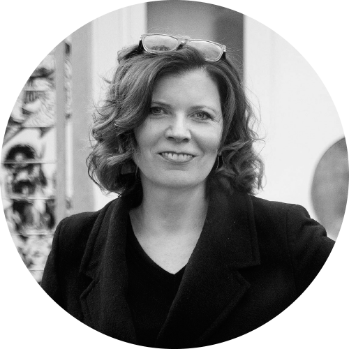 <strong>Anna Šlapetová</strong><p class="gala-anotacia"><strong>Anna Šlapetová (1973)</strong> je architektka a pedagožka, jejíž největší zásluhou je dlouhodobé a systematické formování podoby Dolních Břežan. Od roku 2003 zde působí jako vedoucí urbanisticko-architektonické komise, v roce 2014 byla jmenována hlavní architektkou obce. Podílela se na koncepčním rozvoji veřejného prostoru i architektonických soutěžích, které obci přinesly mimořádnou úroveň soudobé architektury. Za svou činnost získala v roce 2023 ocenění Architekt obci. Stejnou funkci zastává také ve městě Jesenice. Věnuje se také vlastní architektonické praxi a pedagogické činnosti – od roku 2017 vede ateliér Design prostoru a interiéru na Art & Design Institutu, od roku 2025 také působí na ČVUT FSv. Je autorizovanou architektkou ČKA a držitelkou řady ocenění, mimo jiné za dostavbu školy v Dolních Břežanech či za rodinný dům zařazený do výběru Stavby století. Ve své práci propojuje cit pro kontext, kvalitu veřejného prostoru a přesah směrem ke komunitnímu životu.</p><br>(<a class="gala-anotacia-tgl">celý profil</a>)