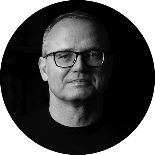 <strong>Marcel Soural</strong><p class="gala-anotacia"><strong>Marcel Soural</strong> je zakladatelem a předsedou představenstva investiční skupiny Trigema. Vystudoval Stavební fakultu ČVUT v Praze a po krátké praxi ve stavebních firmách v Německu a Česku v roce 1994 spoluzaložil stavební společnost Trigema, kterou později převzal jako jediný vlastník. Pod jeho vedením se Trigema vyvinula v jednoho z předních českých developerů a správců nemovitostí, s přesahem také do volnočasových aktivit, jako jsou horská střediska či vinařství. V roce 2025 rozšířil skupinu o fond kvalifikovaných investorů zaměřený na dlouhodobé investice, který propojuje stabilní výnos z nájemních nemovitostí s růstovým potenciálem developerských projektů. Marcel Soural se dlouhodobě věnuje filantropii. Podporuje Centrum Paraple, Czech Photo a další veřejně prospěšné projekty. Je členem dozorčí rady Centra Paraple a v roce 2024 rozšířil své filantropické aktivity založením Nadačního fondu Trigema rodiny Souralových. Nominace Marcela Sourala oceňuje jeho dlouhodobou snahu posouvat hranice českého developmentu a propojovat jej se současným uměním.</p><br><a class="gala-anotacia-tgl">celý profil</a>